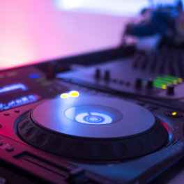 A image of a DJ turntable