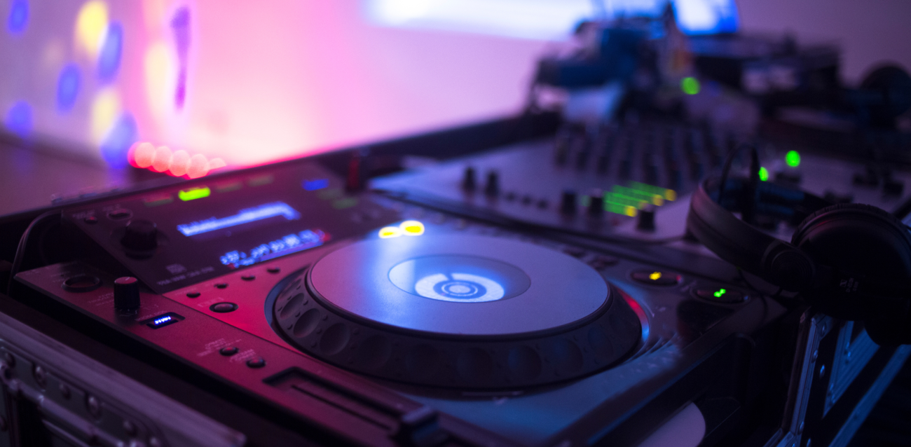 A image of a DJ turntable